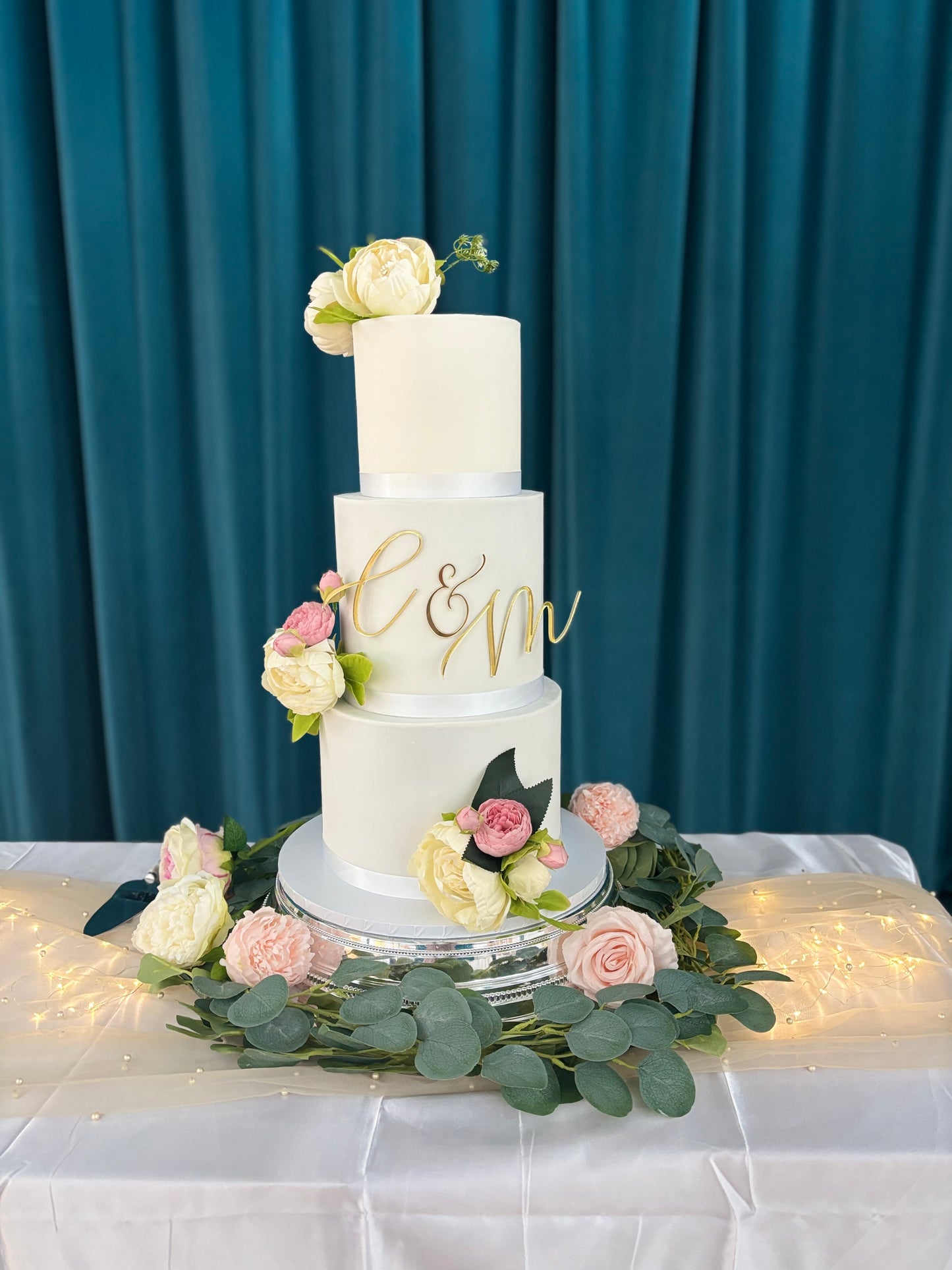 Elegant 3-tier wedding cake