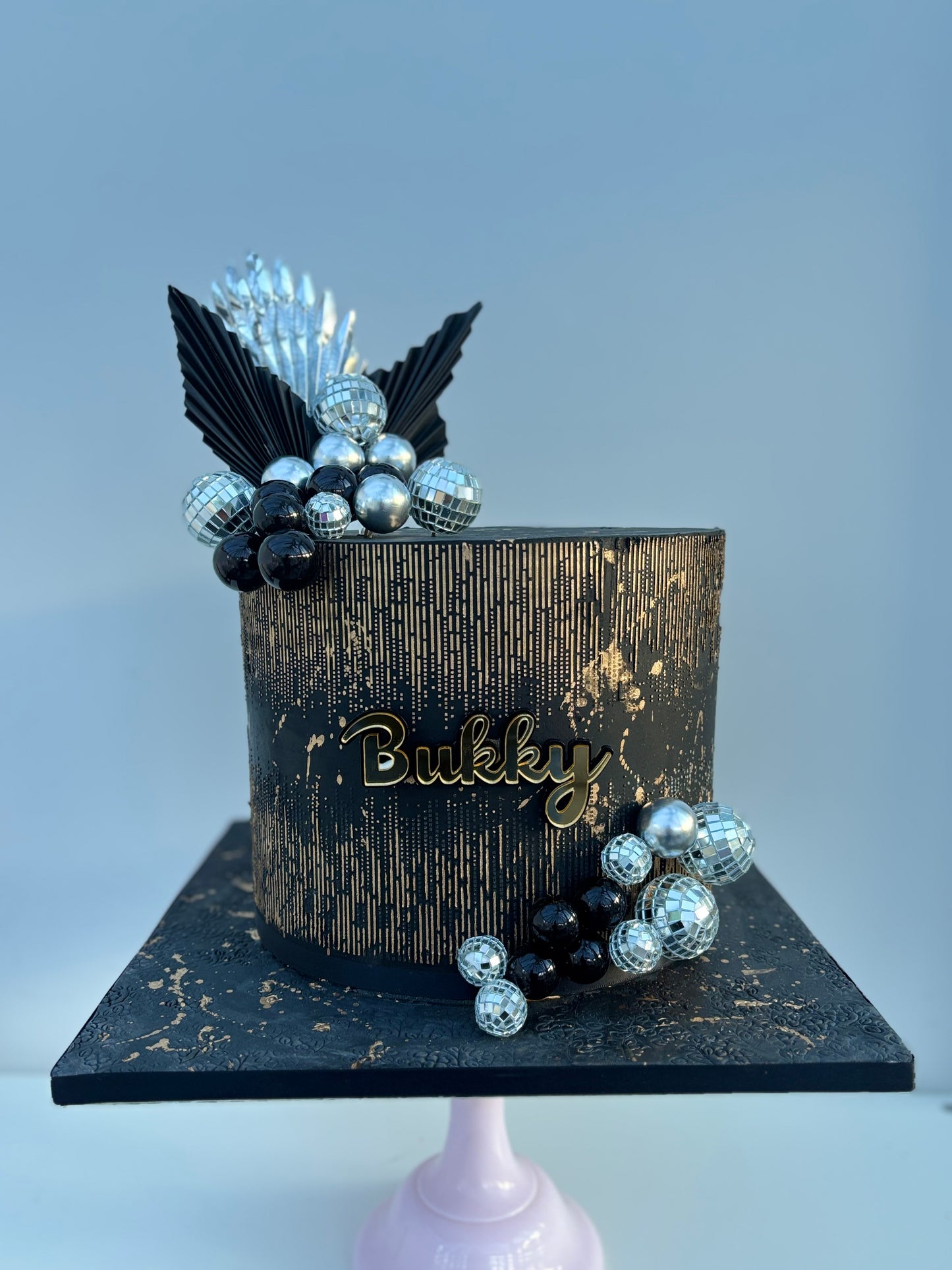 Black and gold shimmer cake