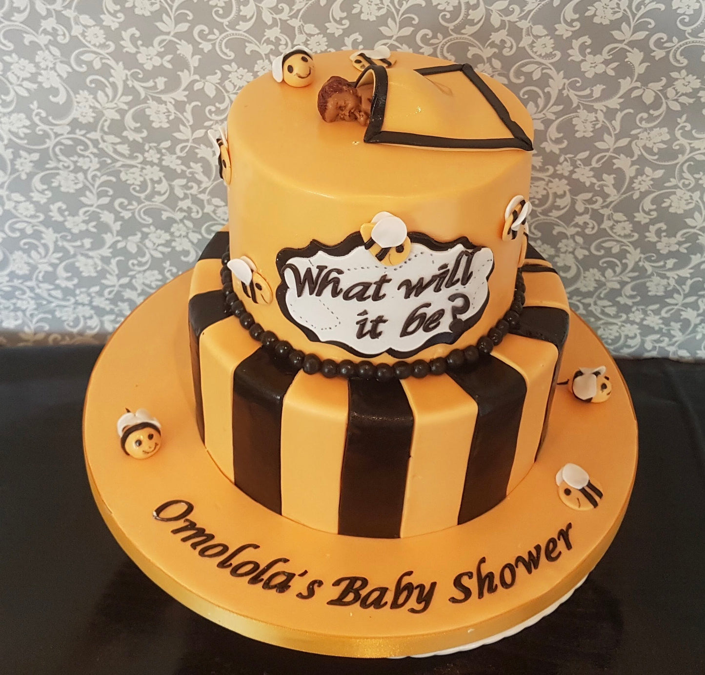 What will it Bee baby shower cake