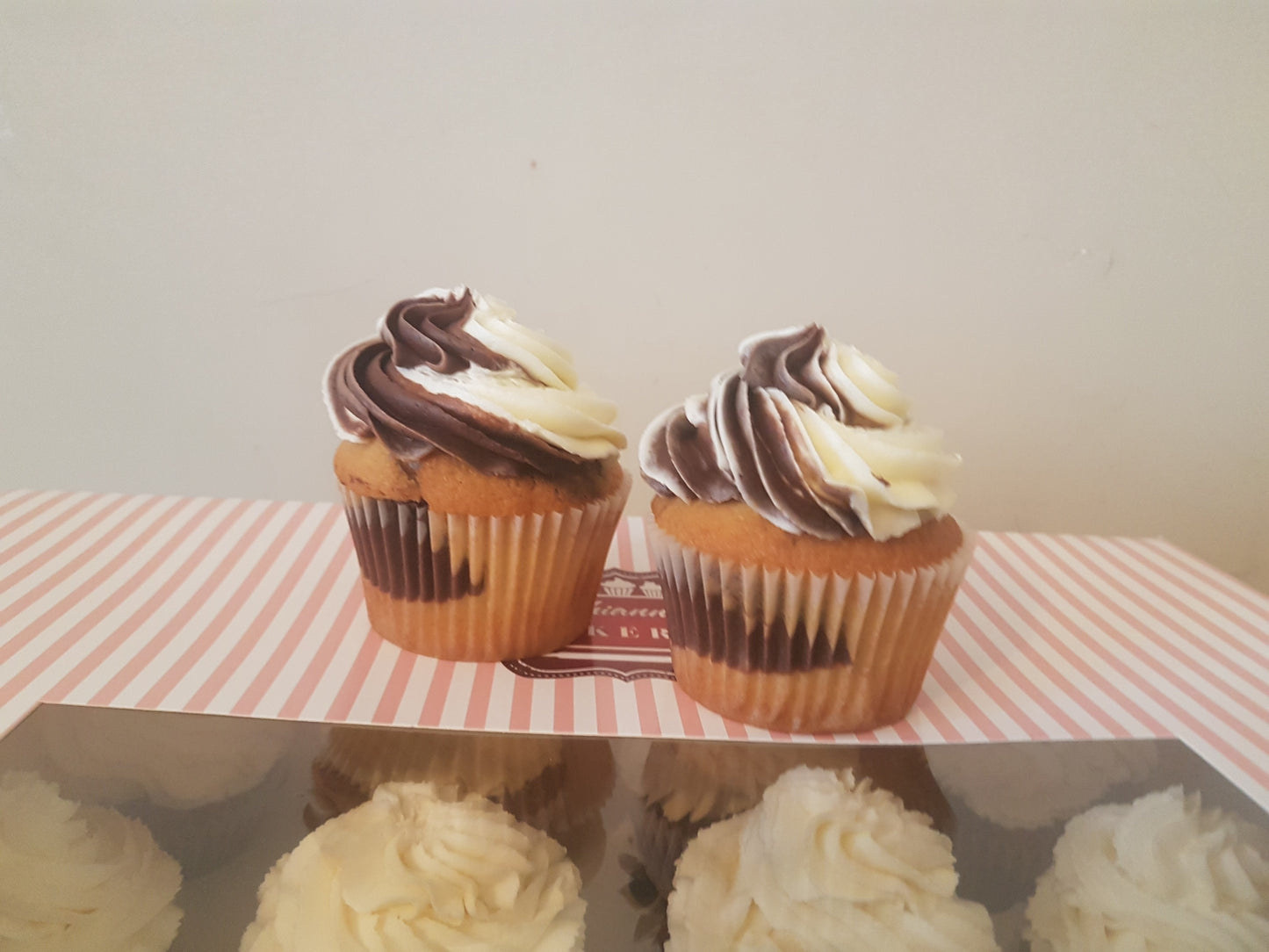 Simple buttercream cupcakes - box of 12