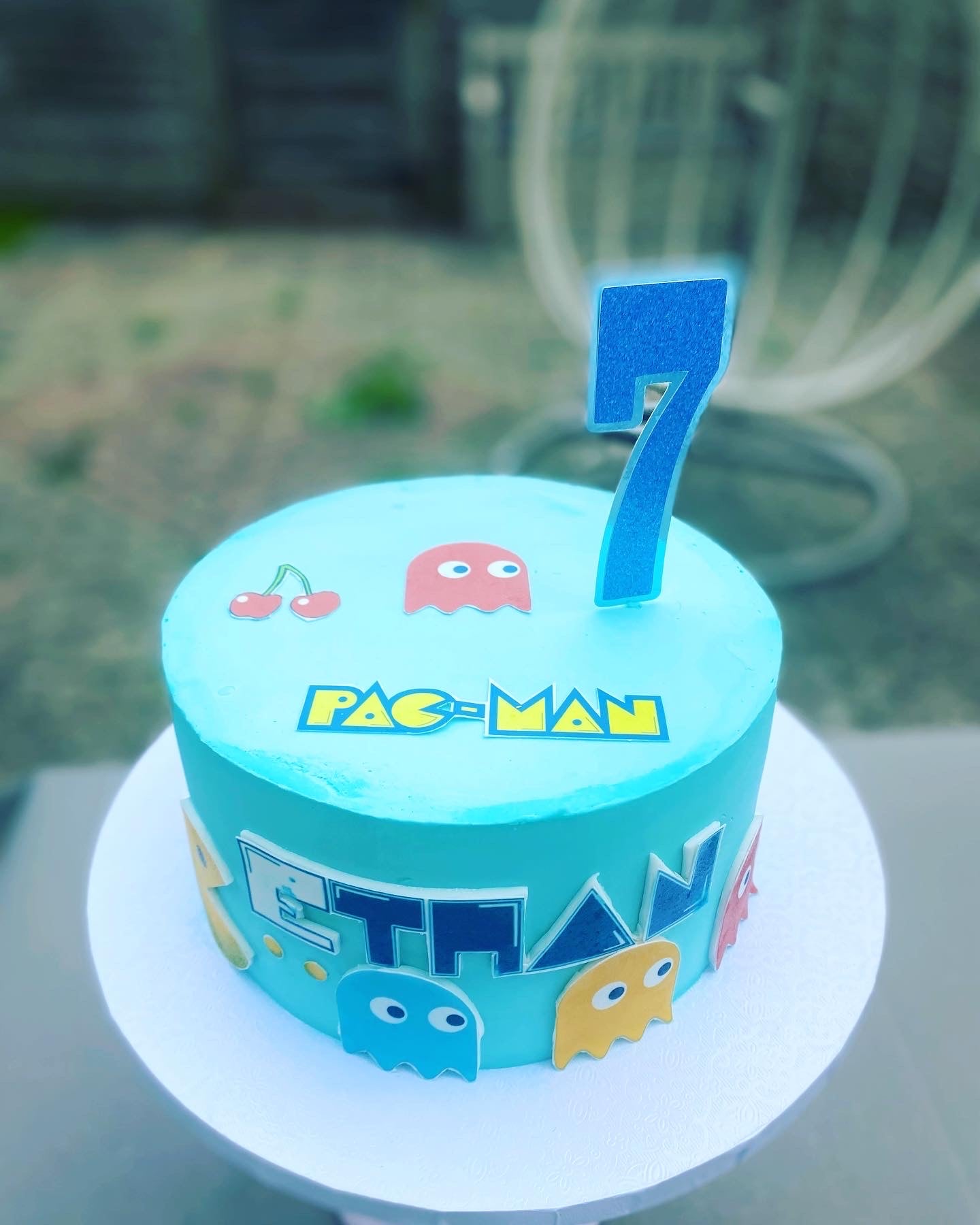 Pac-man buttercream cake