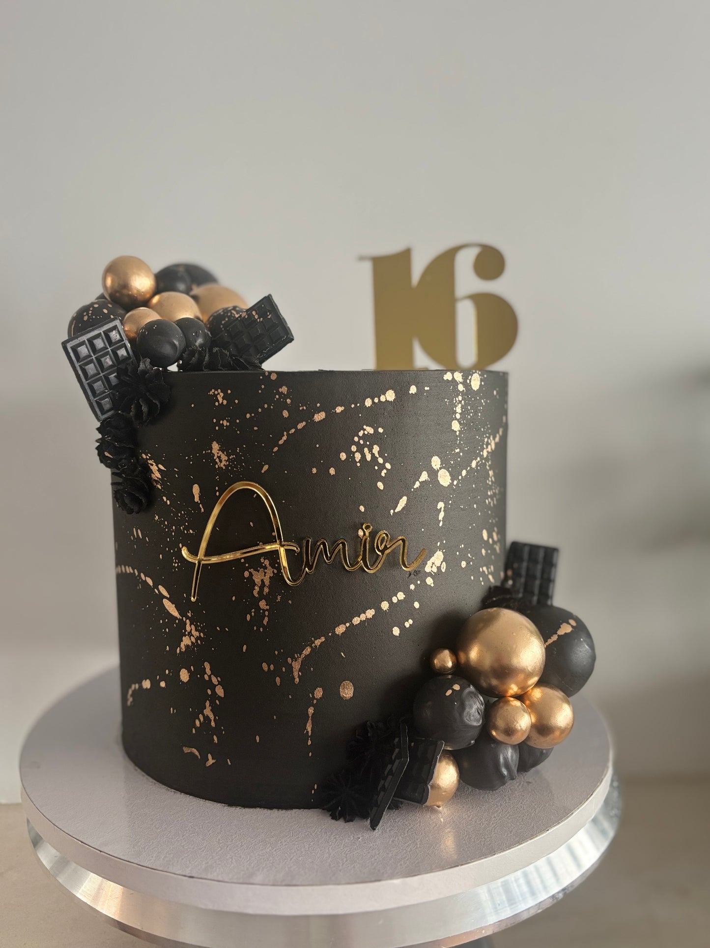 Black and gold splash cake