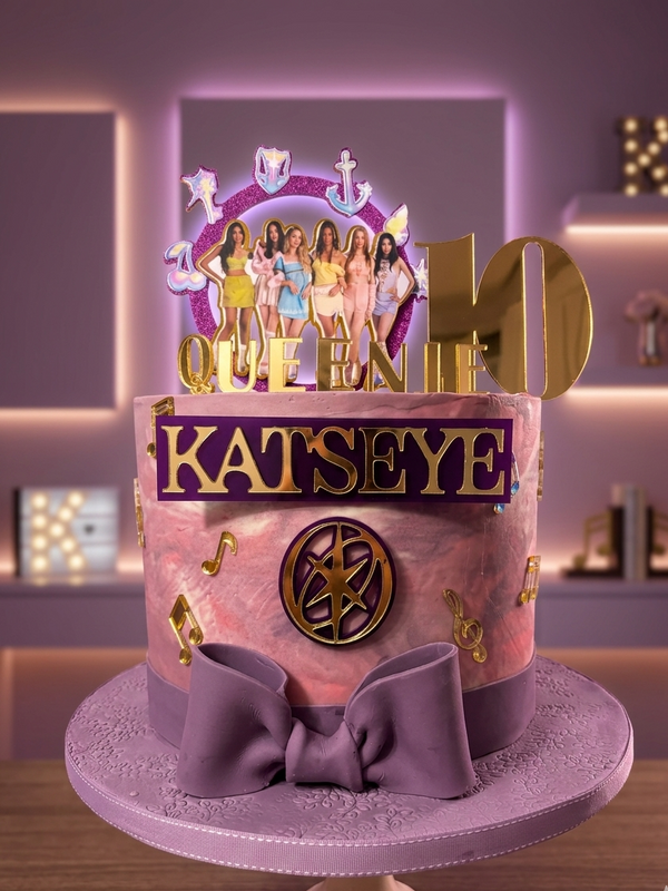 Beautiful custom cake by Thistleberry Cake StudioThistleberry Cake Studio